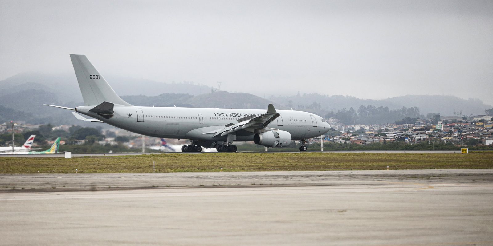 Avião com 221 brasileiros repatriados do Líbano pousa em Guarulhos