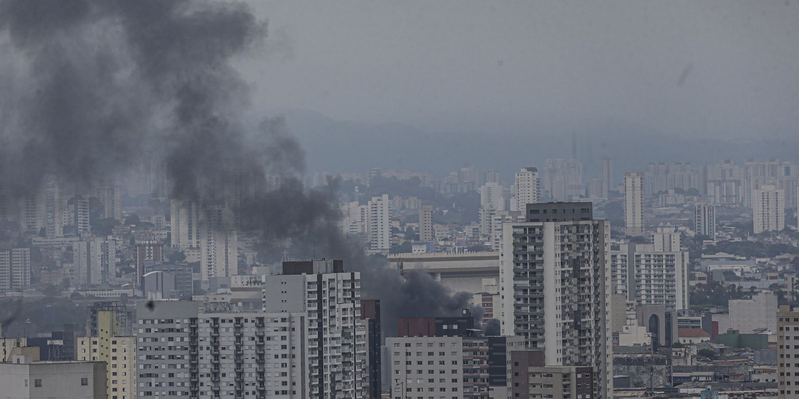 Prédio no Brás em São Paulo pega fogo e corre risco de desabar