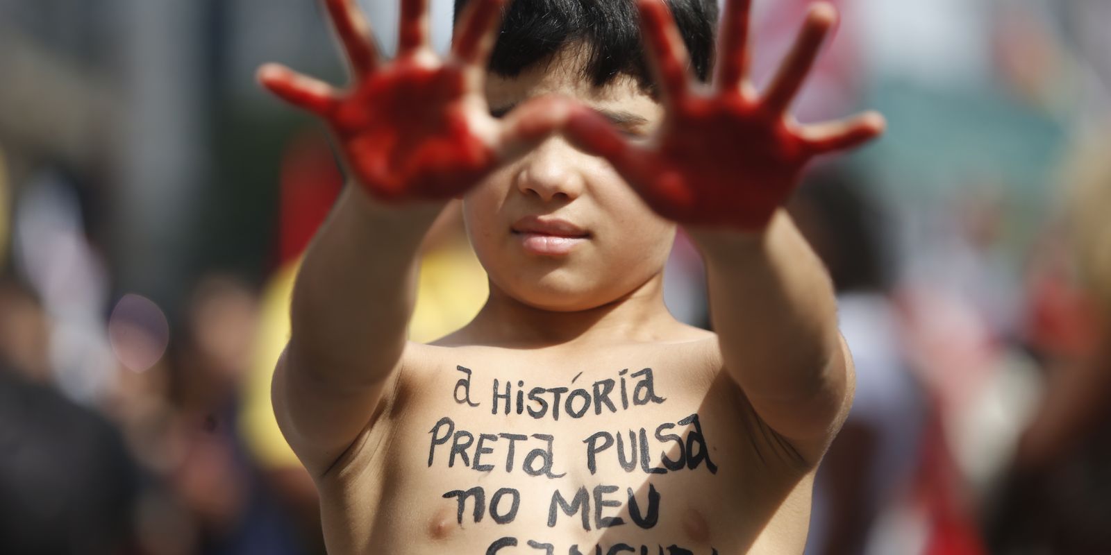 Centenas marcham no dia da consciência negra na Avenida Paulista