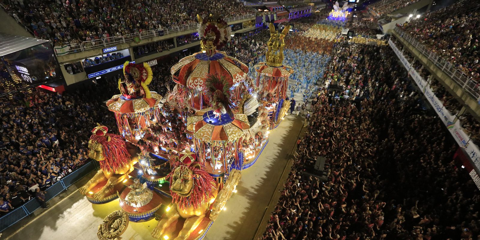 Desfile de escolas do Rio abrem comemoração do Dia Nacional do Samba