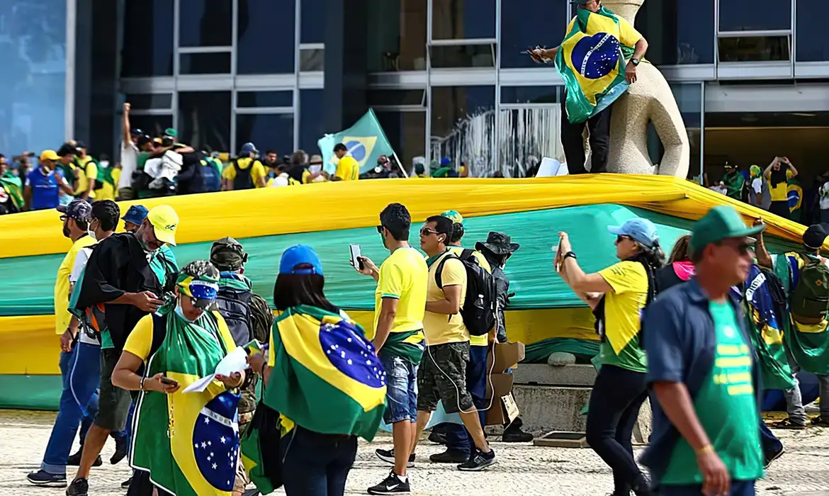 Argentina emite mandados de prisão para 61 brasileiros foragidos por ataques de 8 de janeiro