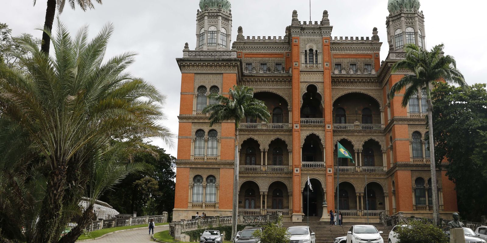 Justiça manda Meta derrubar perfis de servidora por fake news contra a Fiocruz