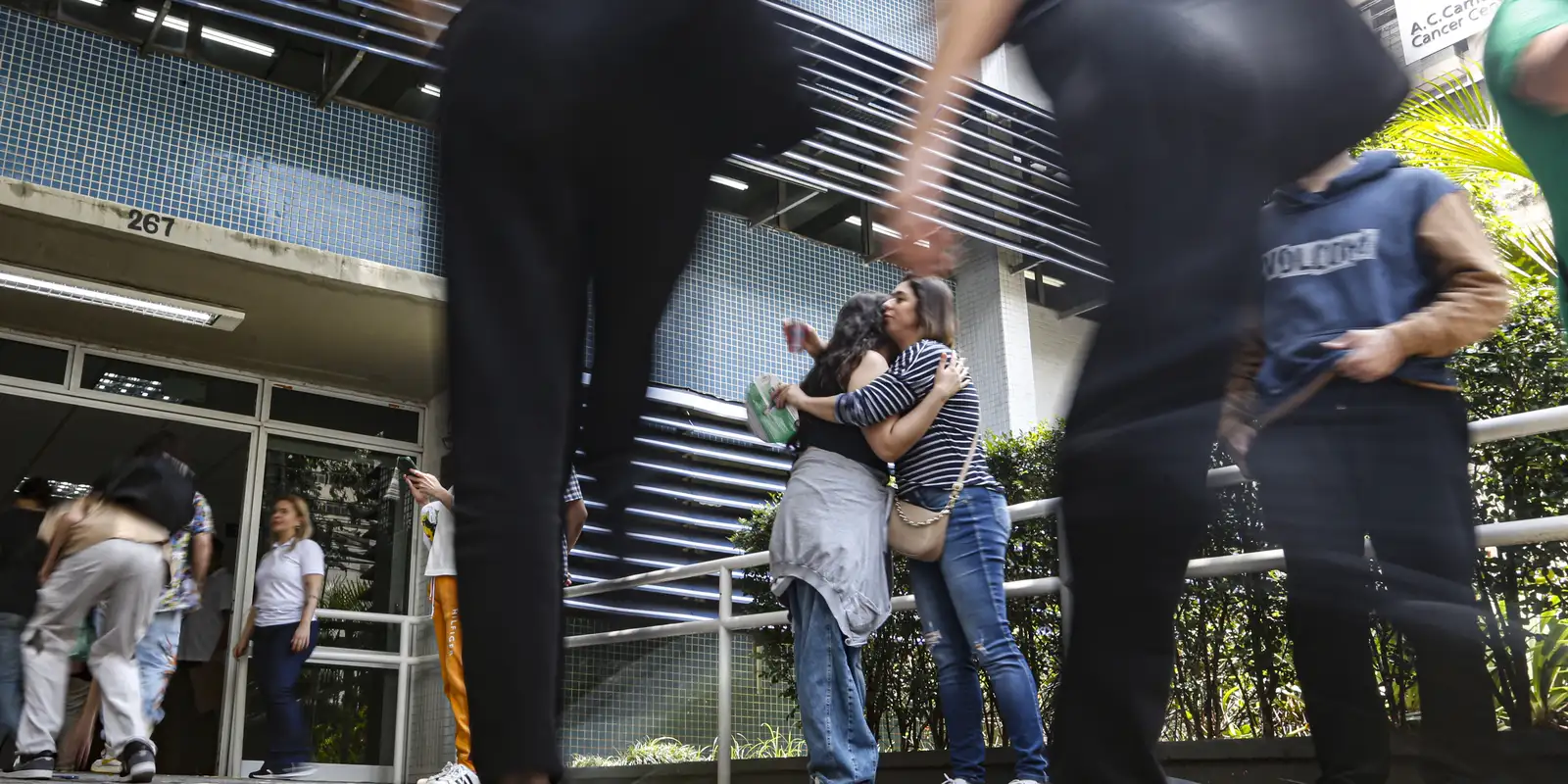 Pensamento positivo, oração e até pet: pais torcem para filhos no Enem