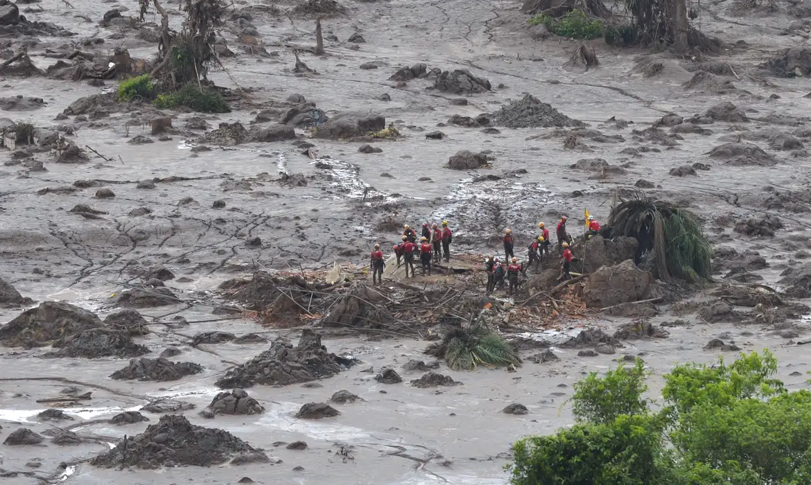 Justiça absolve mineradoras por tragédia de Mariana