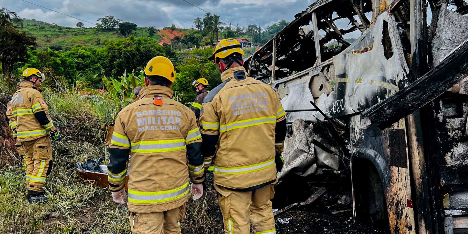 Mortes confirmadas no acidente em rodovia de Minas chegam a 38