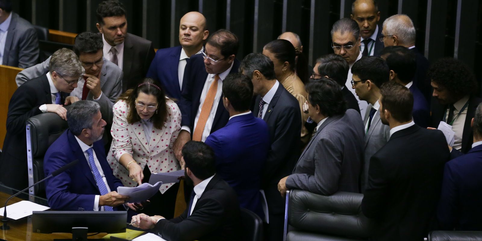 PEC de corte de gastos é aprovado em dois turnos na Câmara