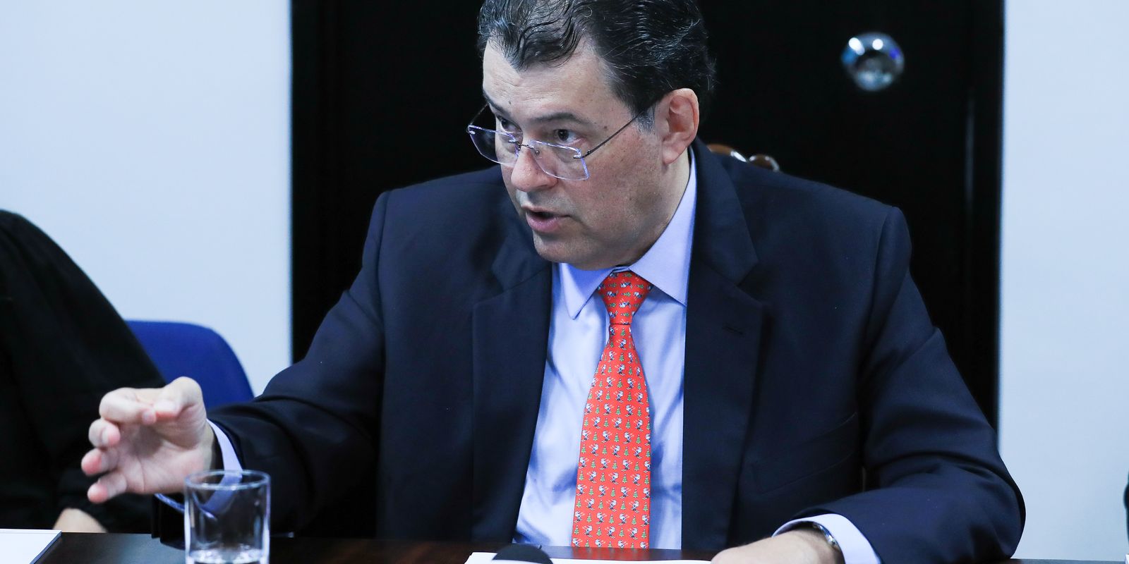 Relator da reforma tributária inclui armas em Imposto Seletivo