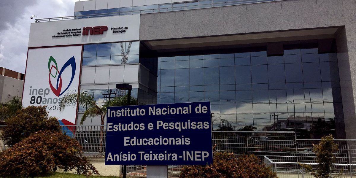 Participação de idosos cresce 190% no Enem 2025 e reflete avanço educacional tardio