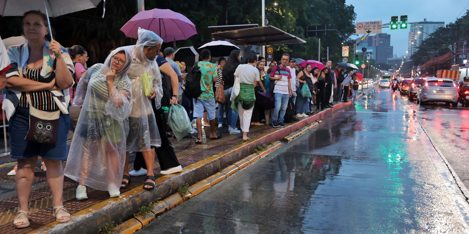 São Paulo tem ruas e estação do Metrô alagadas após fortes chuvas 