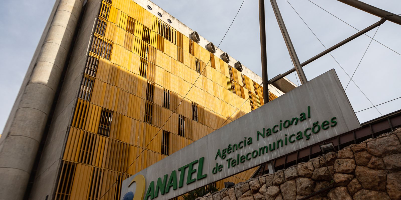 Anatel endurece regras para pequenos provedores e mira financiamento do crime organizado