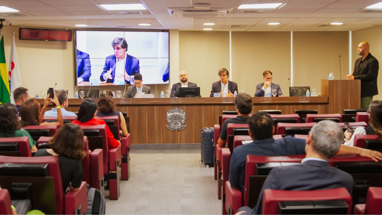 Advogados que adotam IA buscam capacitação antes de utilizar a tecnologia, aponta pesquisa