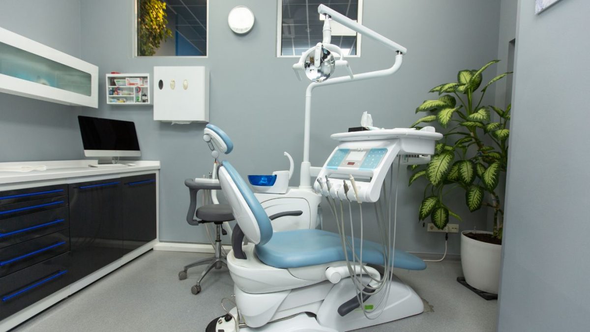 Justiça condena dentistas a indenizar paciente por erro em tratamento odontológico