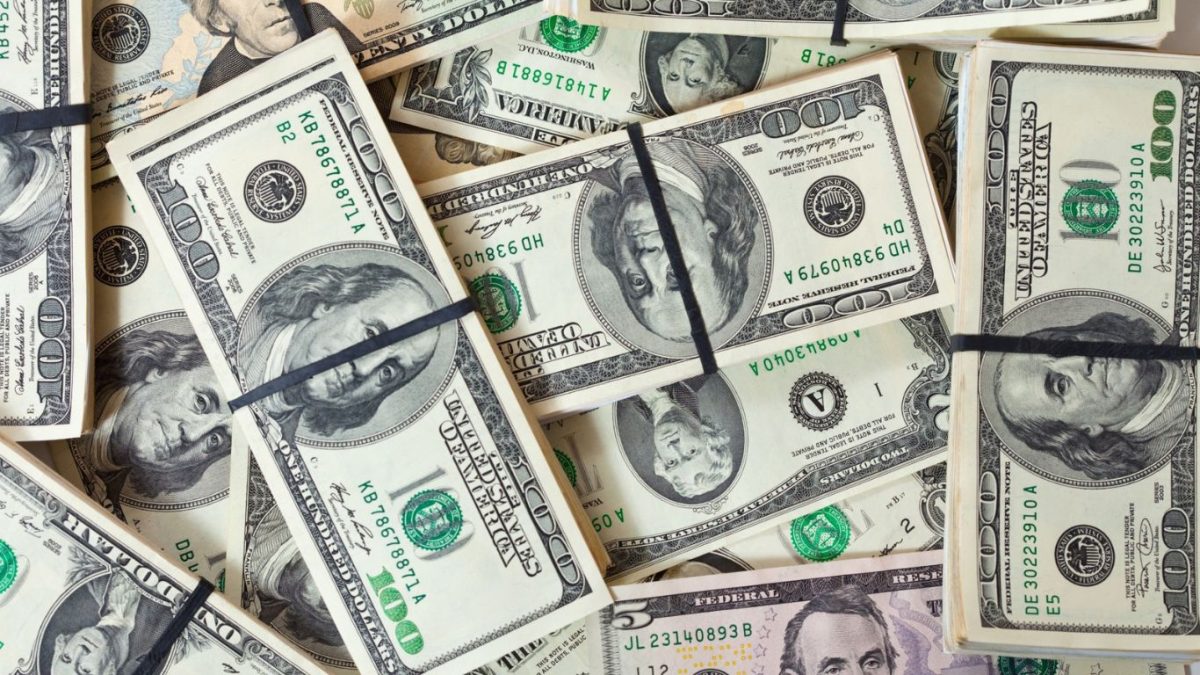 Dólar fecha em R$ 5,71 com tensão externa, mas acumula terceira queda semanal seguida