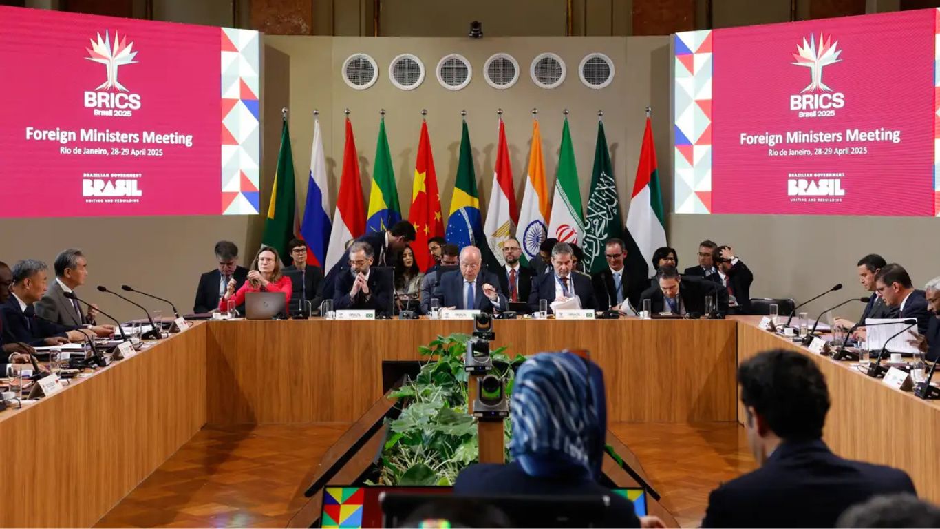 BRICS no Rio: o bloco que desafia o dólar e encara a crise global