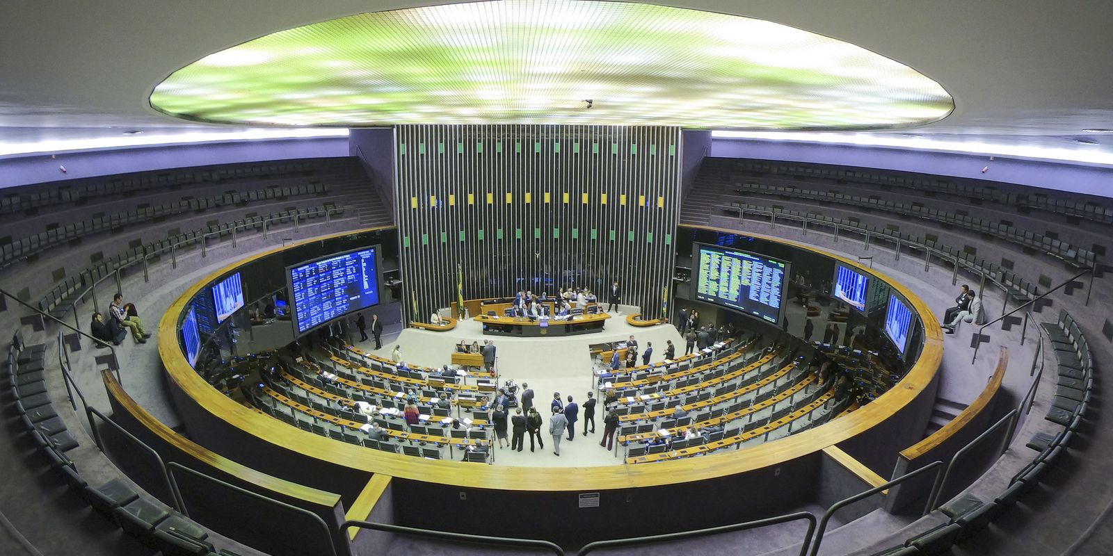 Especialistas vêem manobra jurídica em decisão da Câmara sobre golpe