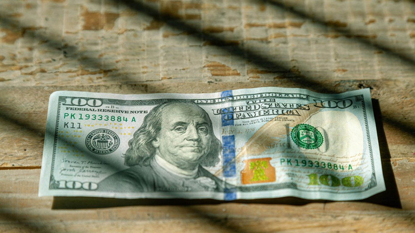 Trabalhadora que atuou em águas internacionais obtém vínculo; salário deve ser convertido pela cotação da data do contrato