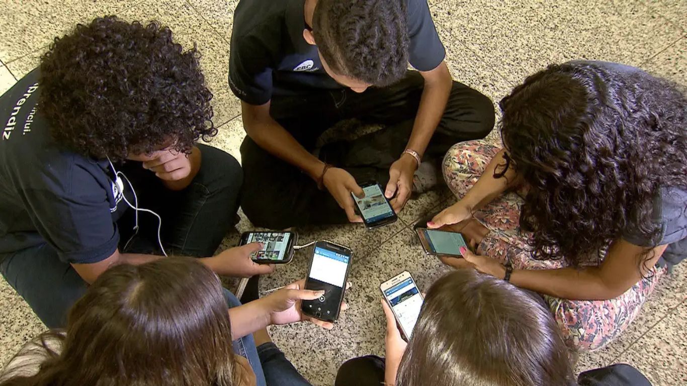 Adolescentes sem apoio: 90% dos brasileiros veem falha na proteção emocional nas redes