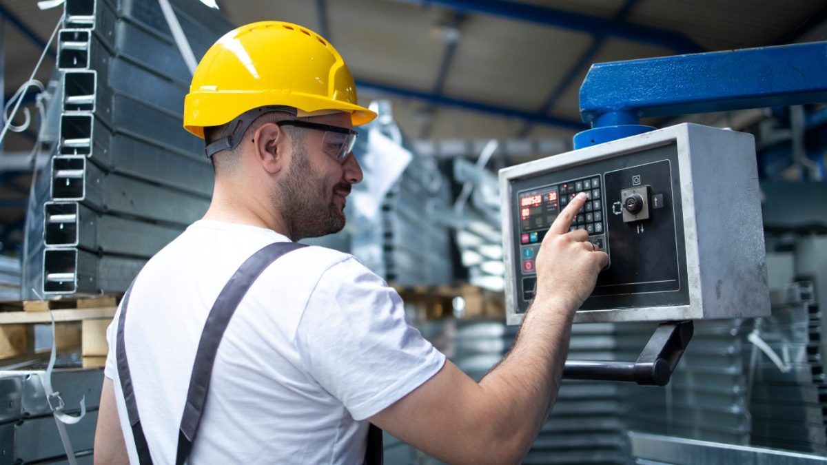 Vendas de máquinas e equipamentos sobem 13,4% no quadrimestre
