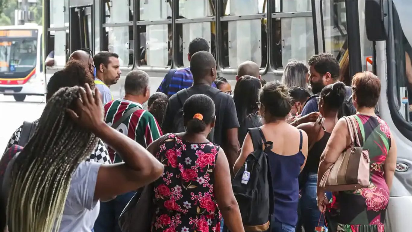Taxa de desemprego fica em 6,6% no trimestre encerrado em abril