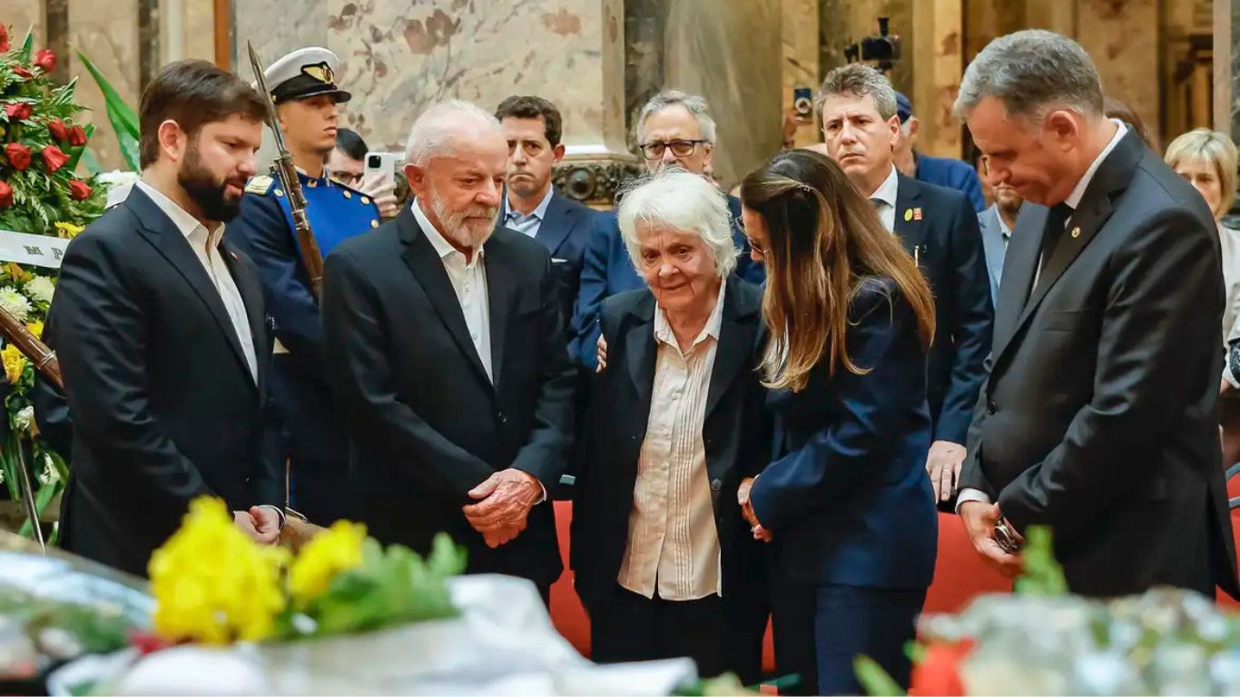 Milhares de uruguaios se despedem de Pepe Mujica em funeral
