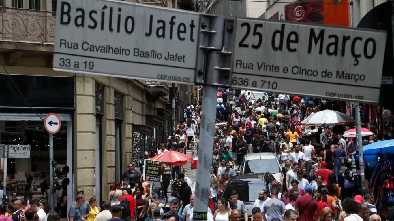Nova regra para trabalho no comércio em feriados entra em vigor em julho e exige negociação coletiva