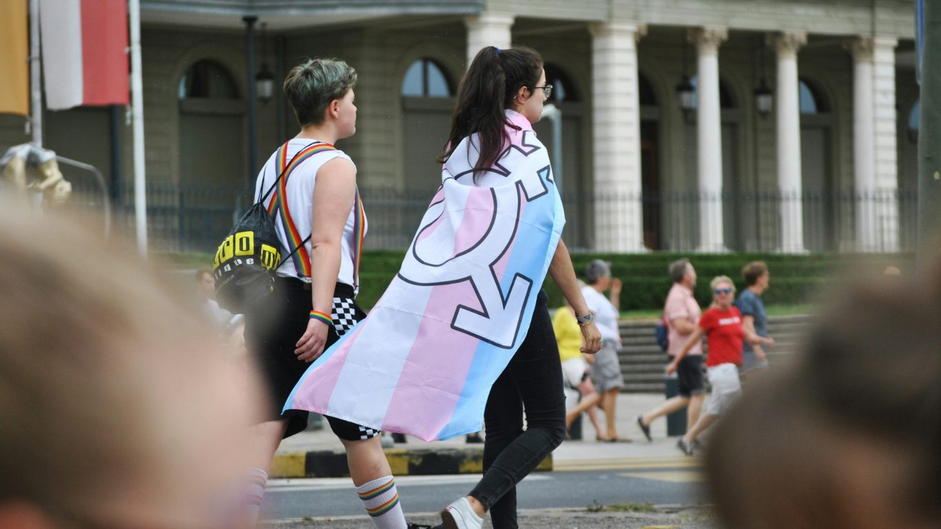 Aliança LGBTI+ questiona falta de lei que garanta gratuidade de retificação de nome e gênero a pessoas trans