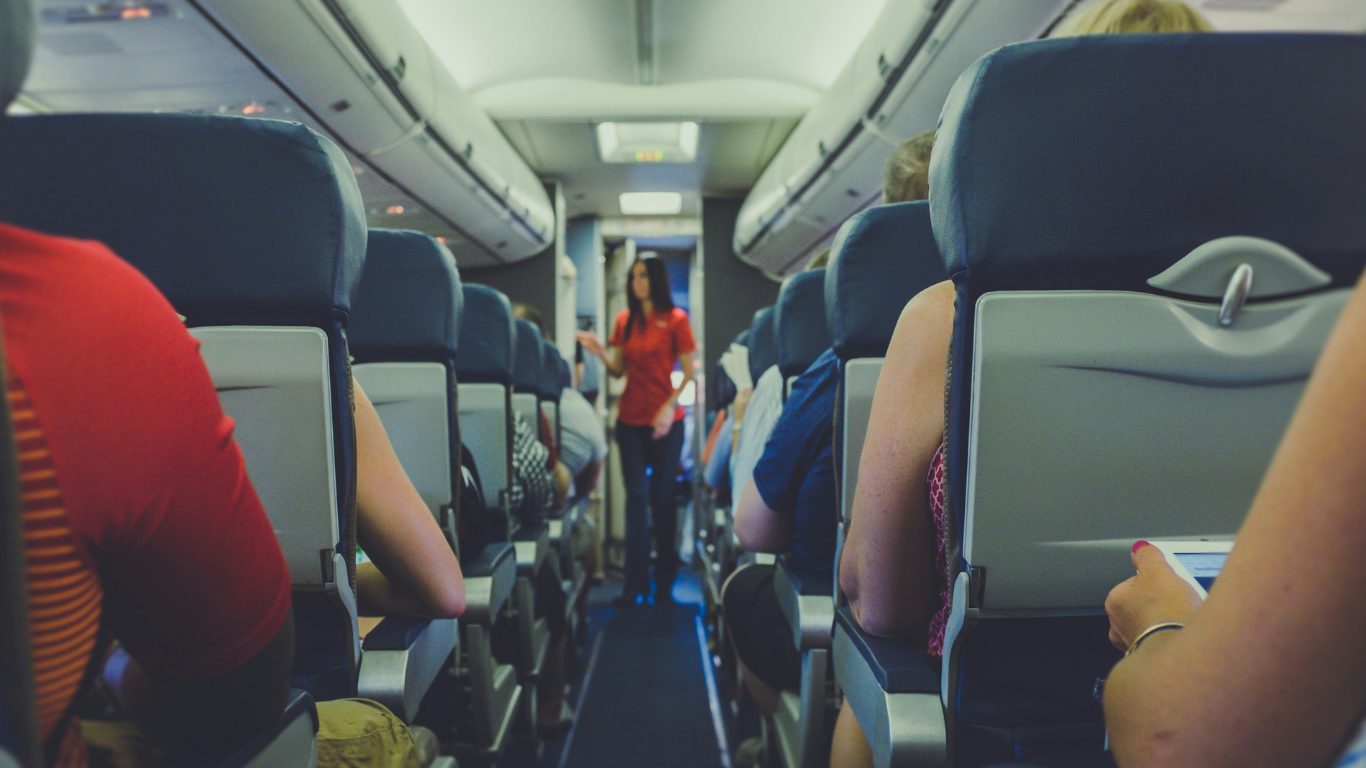 Aéreas são condenadas a indenizar comissária obrigada a custear maquiagem e meias exigidas para o trabalho