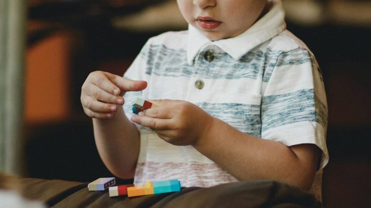 Bancária terá jornada reduzida para acompanhar tratamento de filho com autismo