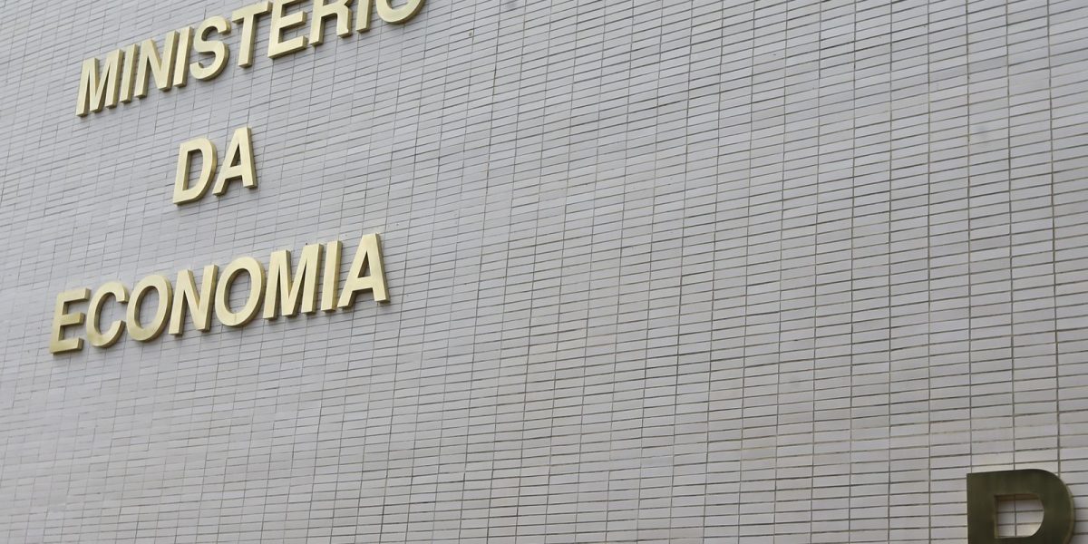 MP alternativa a IOF prevê R$ 4,28 bi de corte de gastos em 2025
