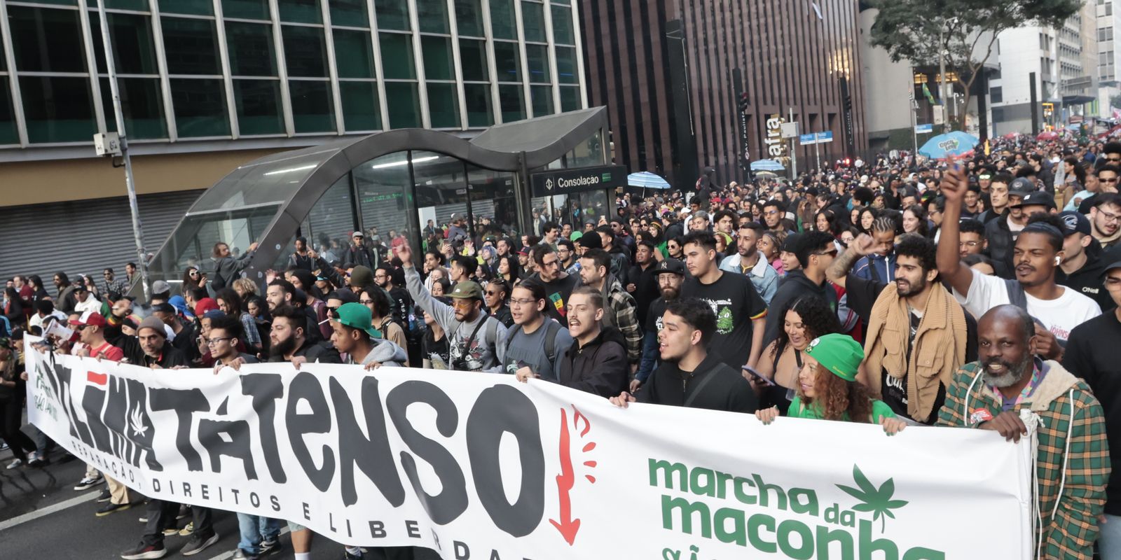 Marcha da Maconha reúne público contra repressão ao uso e legalização