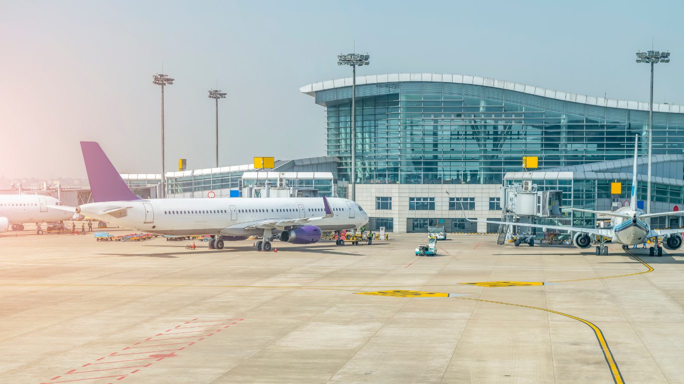 Companhia aérea pode ser processada após passageira com ELA ser forçada a trocar fralda na cozinha do avião