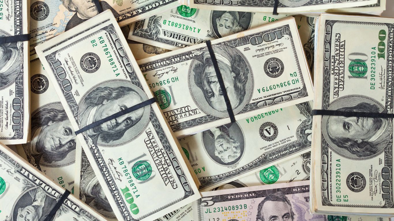 Dólar se mantém estável e Petrobras segura queda da bolsa, apesar de tensão entre Israel e Irã