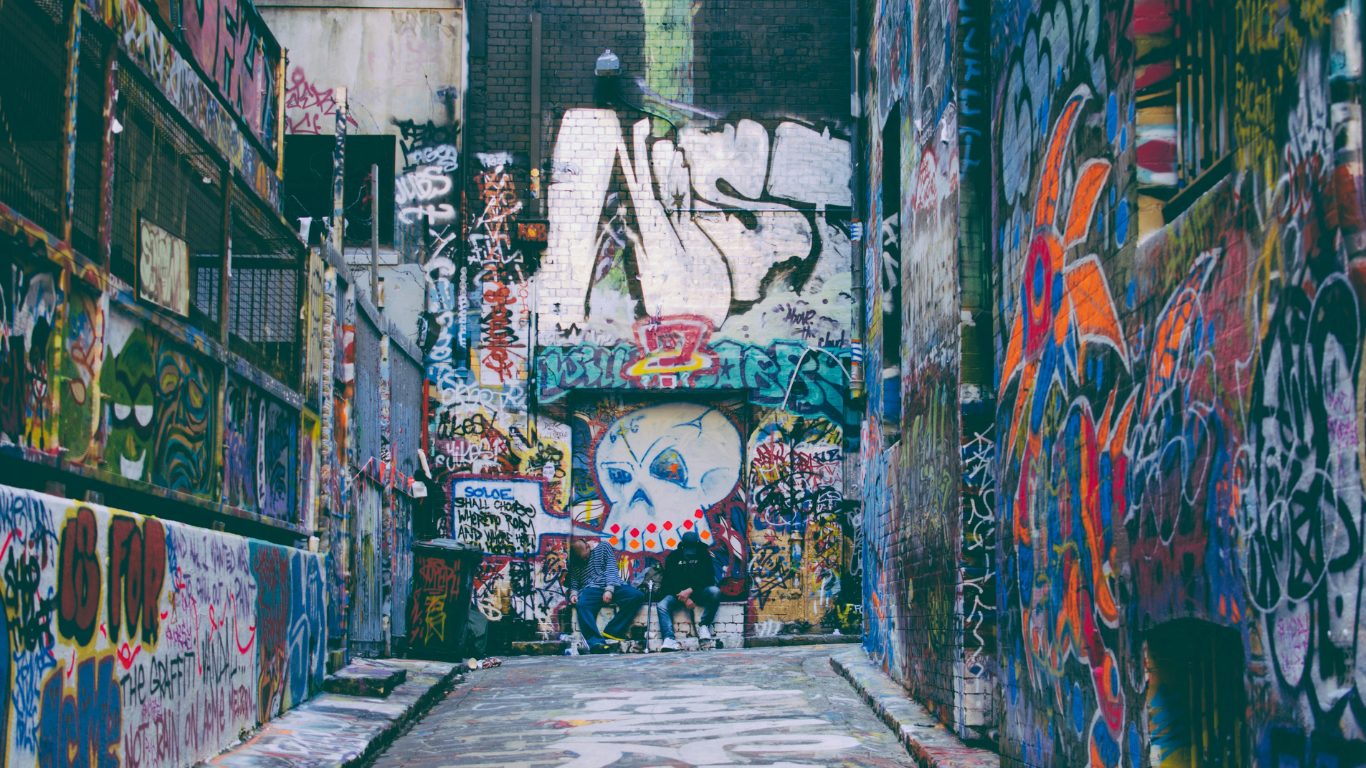 Peça publicitária que mostra grafite em espaço público de forma indireta não viola direitos do artista
