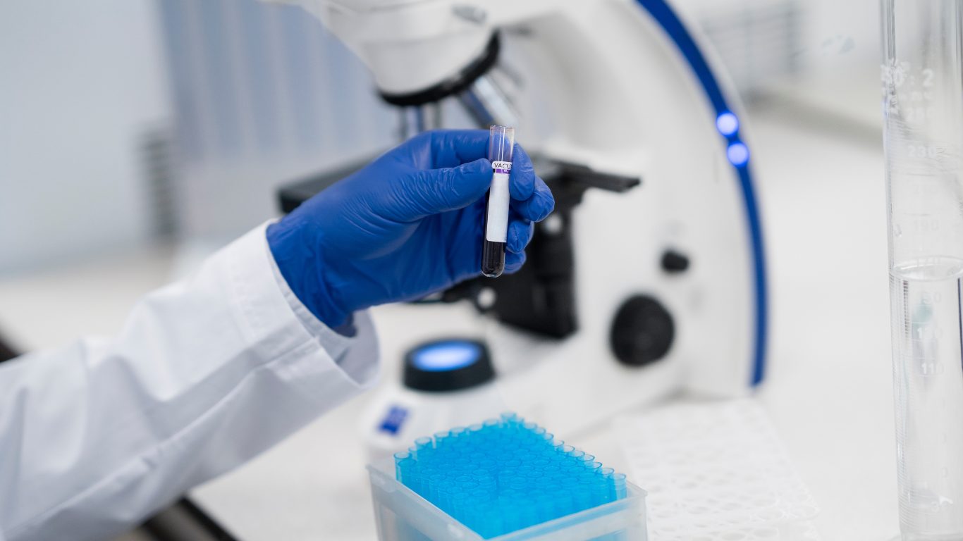 Laboratório deve indenizar motorista de caminhão por erro em diagnóstico