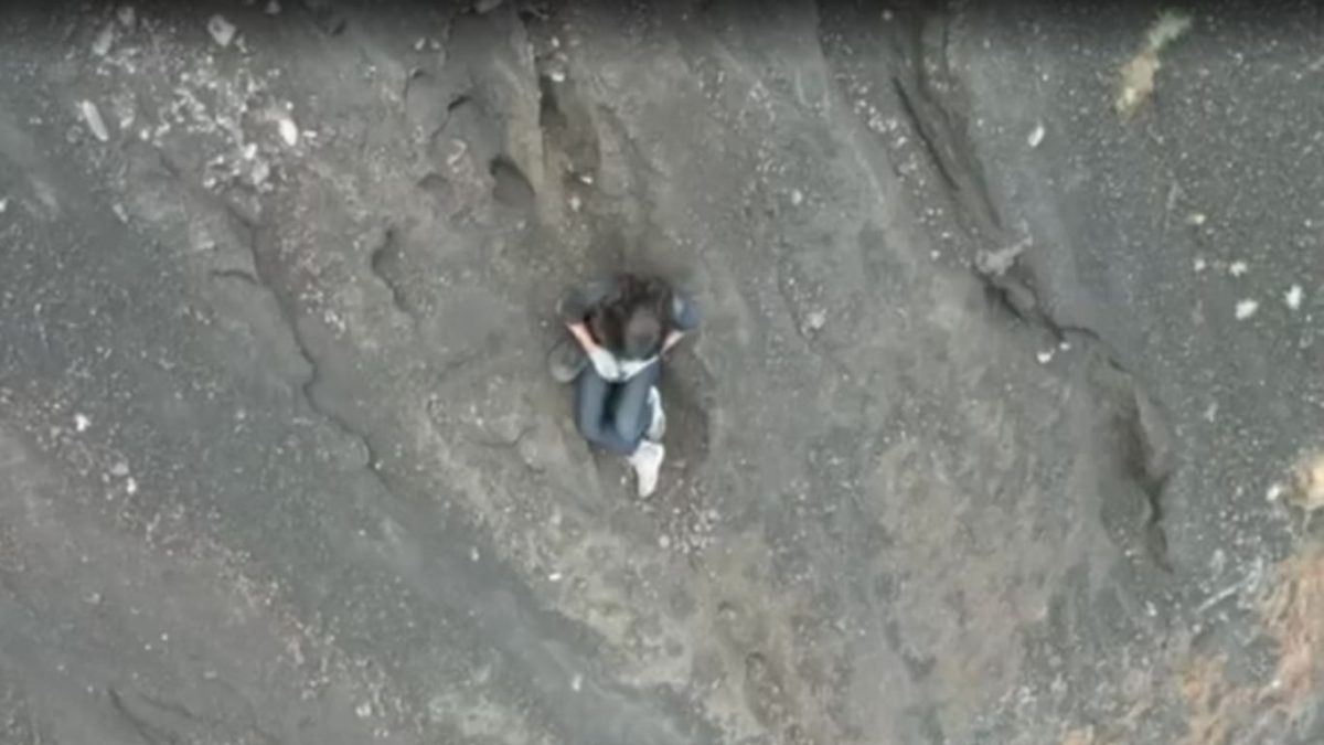 Brasileira cai durante trilha a vulcão e aguarda resgate na Indonésia