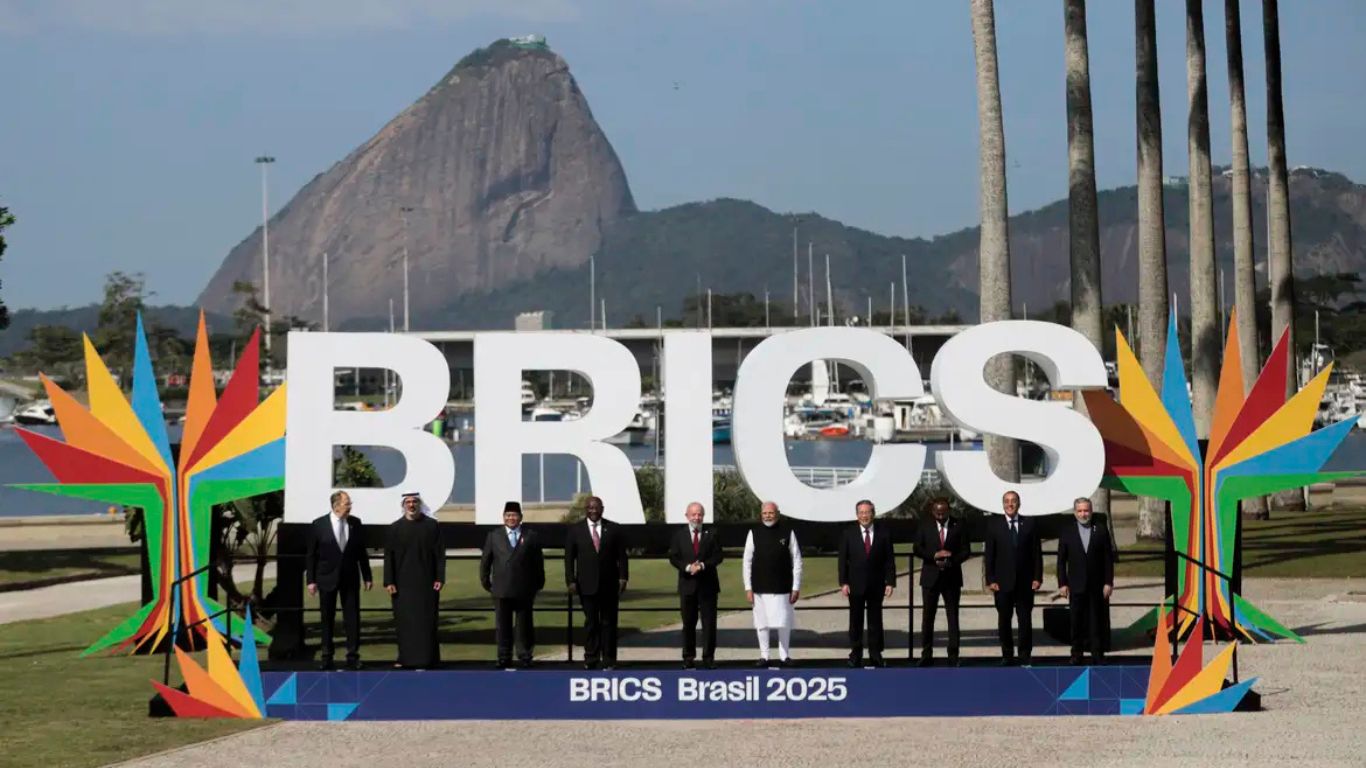 Trump ameaça sobretaxa de 10% a países que apoiarem políticas dos BRICS
