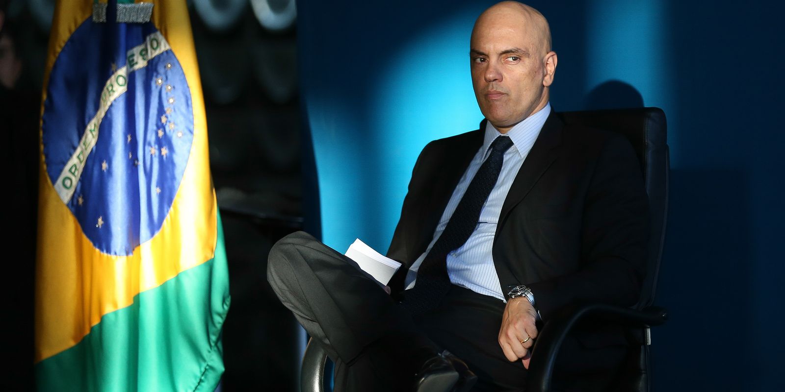 Moraes impõe tornozeleira eletrônica a Bolsonaro por coação e obstrução de Justiça