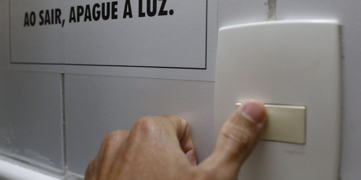 Conta de luz terá bandeira tarifária vermelha patamar 2 em agosto
