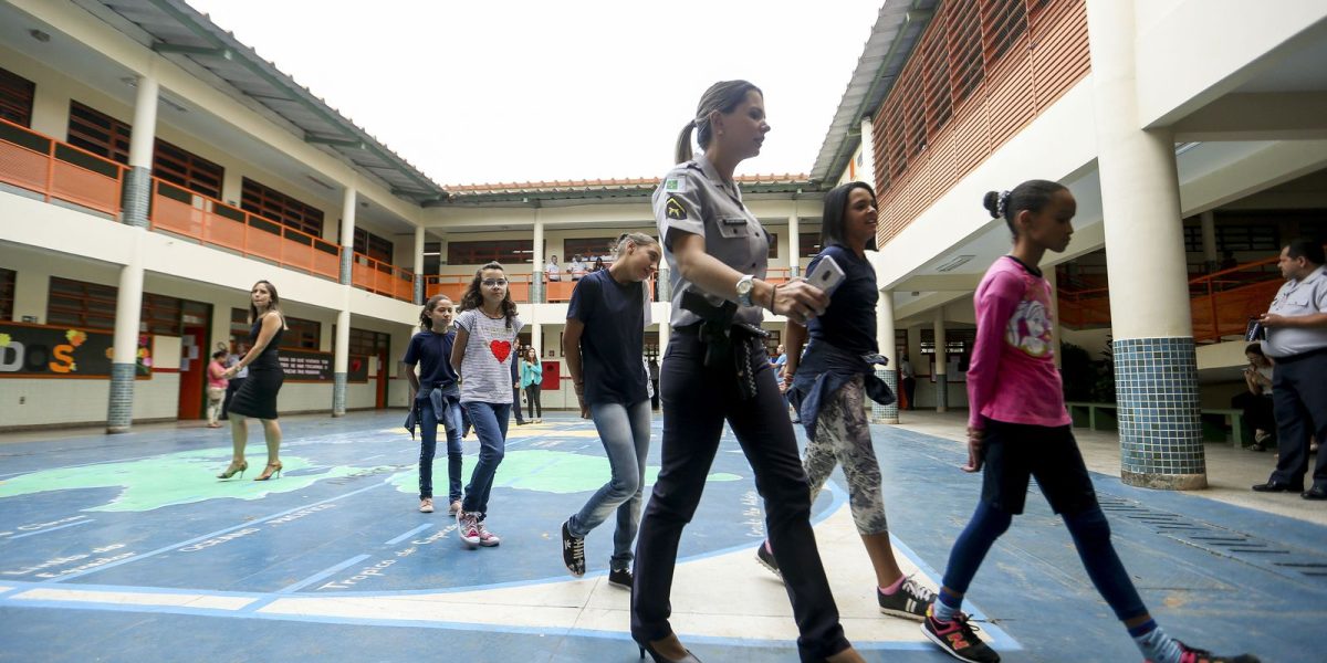 Estudantes protestam contra modelo cívico-militar em Belo Horizonte