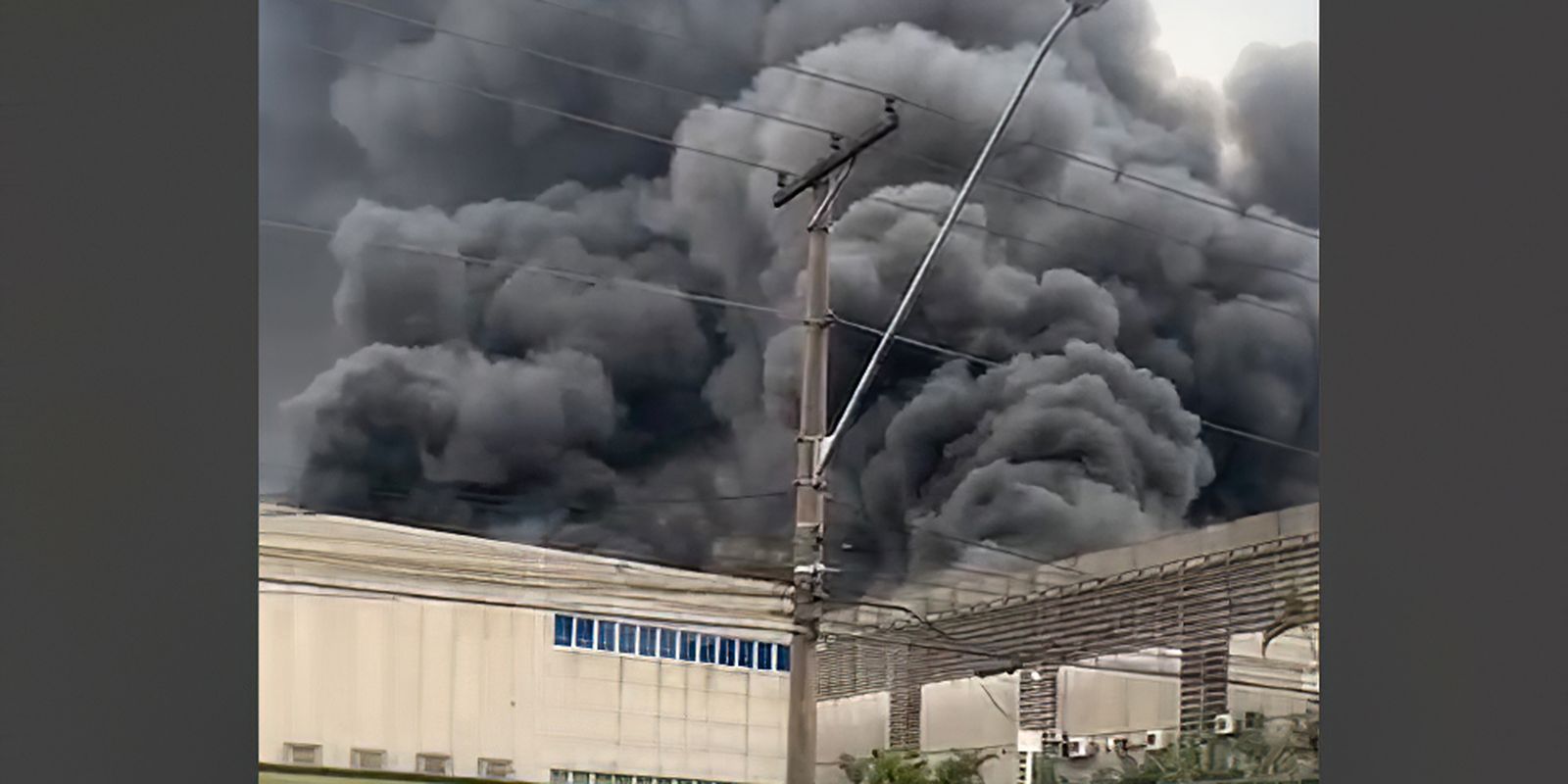 Incêndio de grandes proporções atinge galpões comerciais em Barueri
