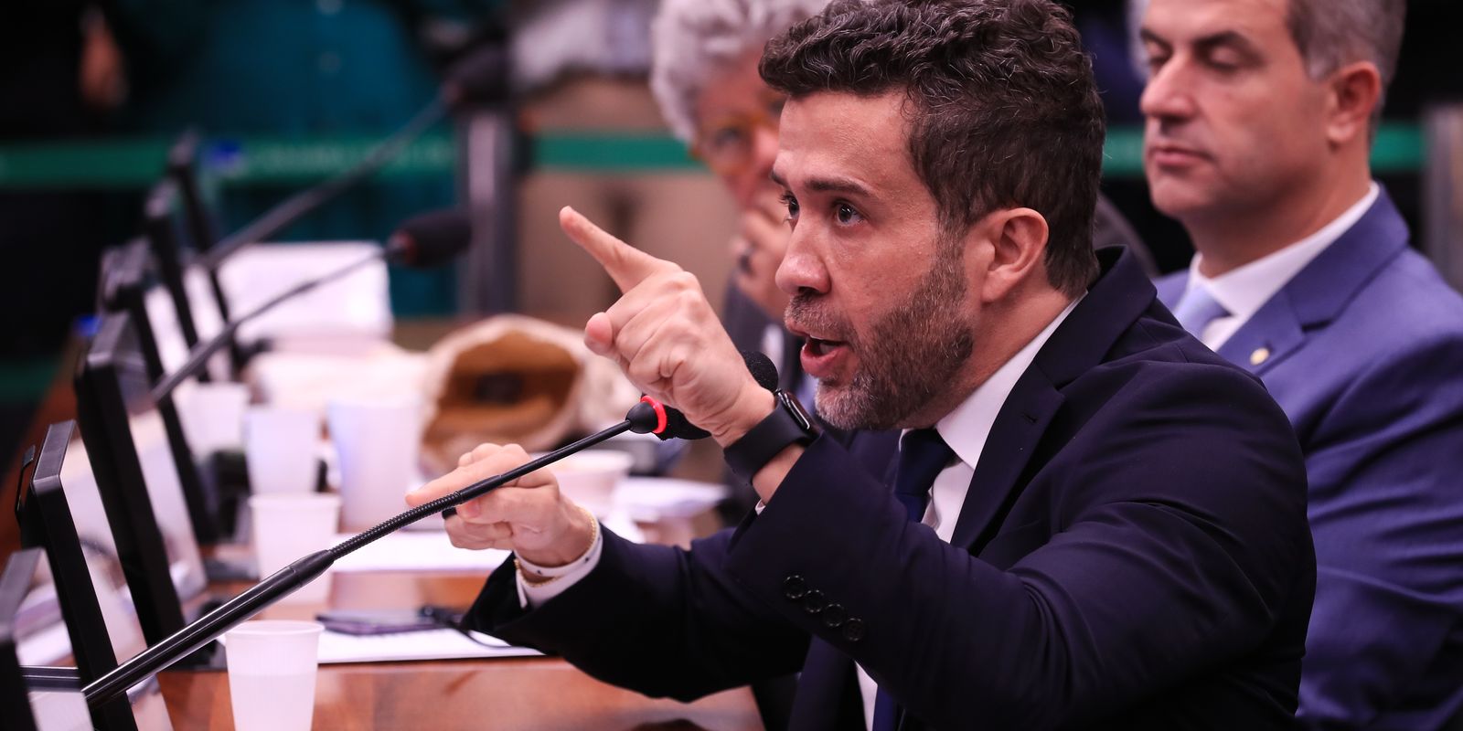Câmara suspende mandato de André Janones por 90 dias após ofensas a Nikolas Ferreira