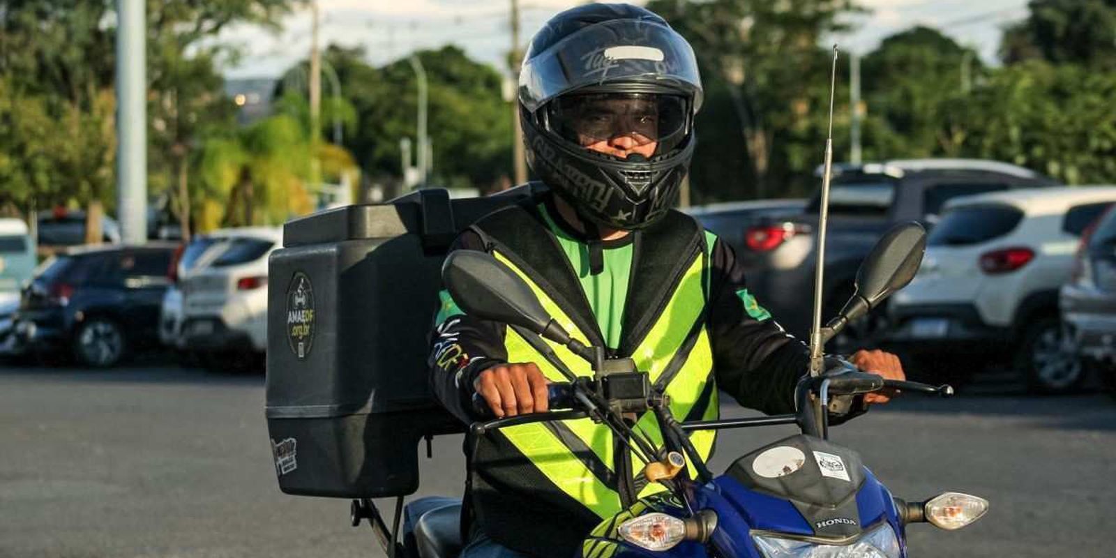 Lei no RJ obriga aplicativos a fornecerem mochilas térmicas numeradas a entregadores