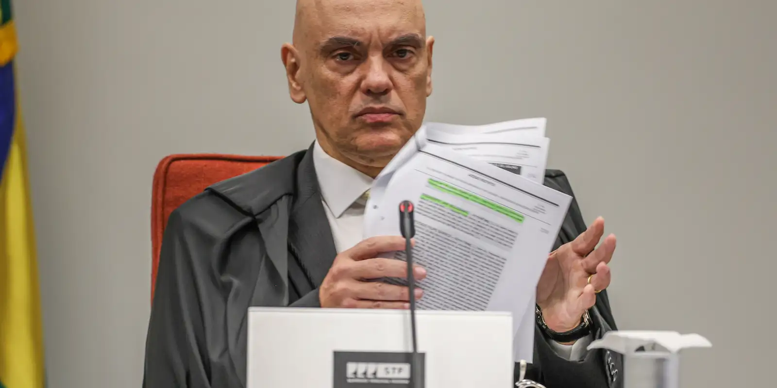 Moraes aponta intensificação de ataques ao STF por Eduardo Bolsonaro após tornozeleira em ex-presidente