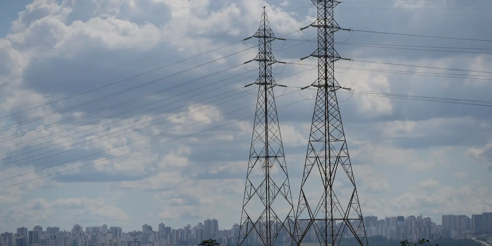 Governo publica MP para conter alta na conta de luz e reformular subsídios do setor elétrico