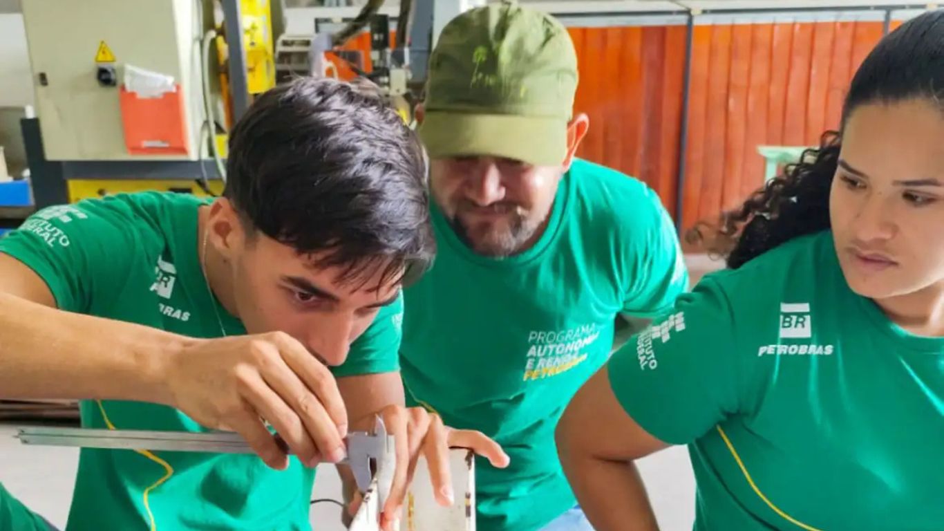 Petrobras quer atrair trabalhadores de aplicativo para terceirizadas 