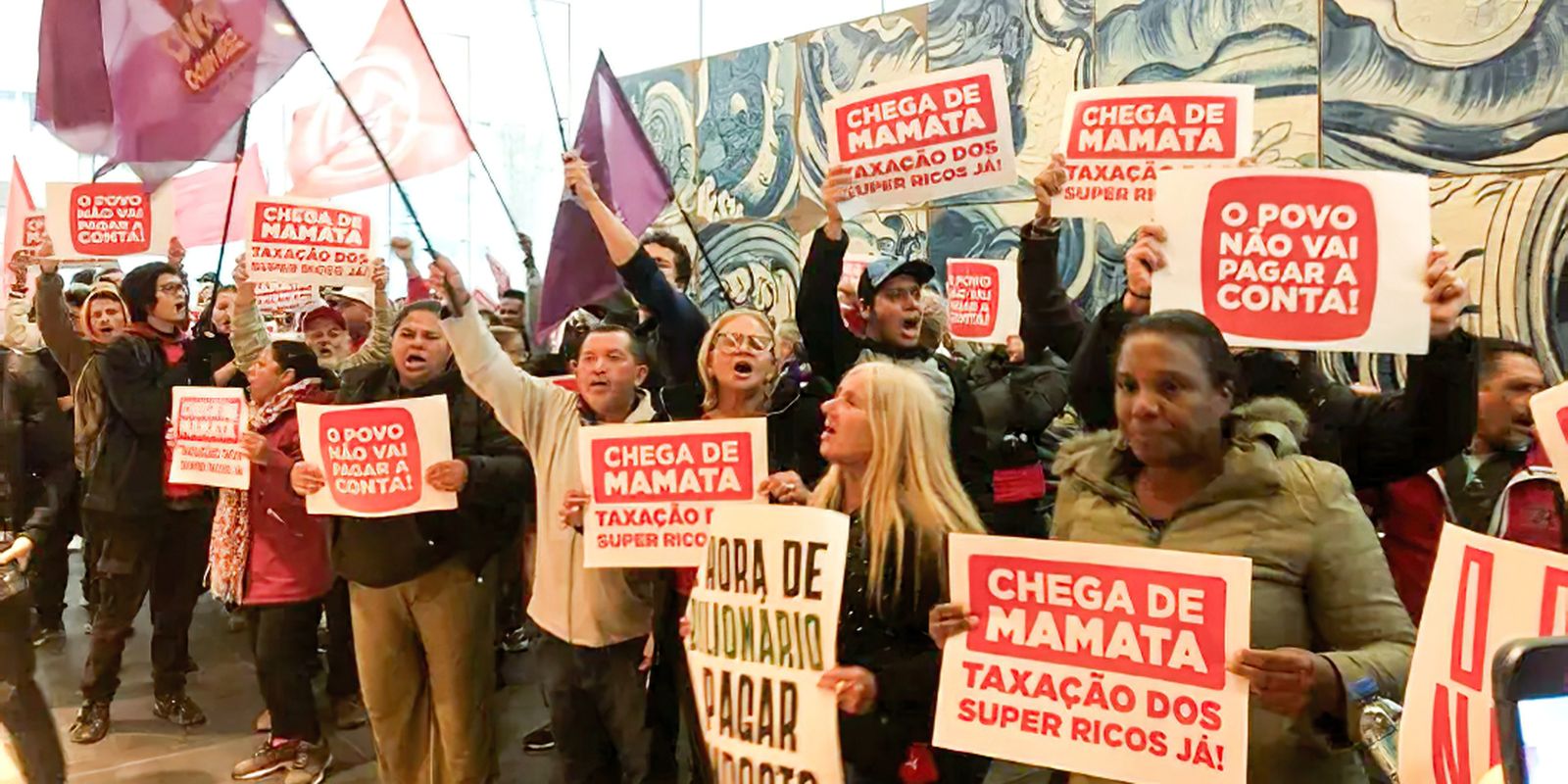 MTST ocupa sede do Itaú BBA em SP e cobra taxação de bilionários, bancos e apostas