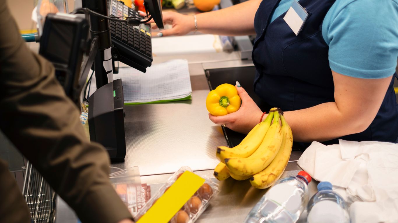 Setor de serviços sobe 0,1% em maio e volta ao pico histórico, impulsionado por renda e mercado de trabalho