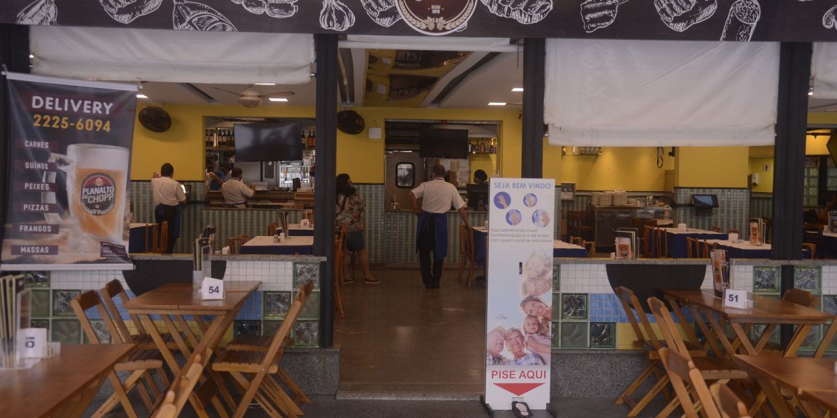 Tarifaço dos EUA deve aumentar custos em bares e restaurantes brasileiros