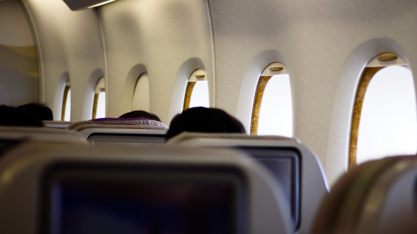 Justiça condena companhia aérea a indenizar passageiros por troca indevida de assentos