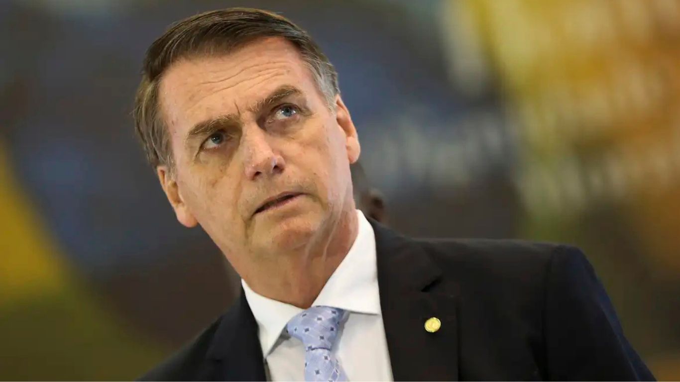 Bolsonaro é alvo de operação da PF, recebe tornozeleira e tem redes bloqueadas por ordem do STF